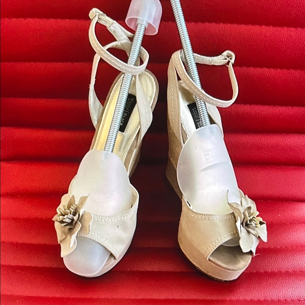 Cream Raffia Wedges Sandals with Peep-Toe Design and crafted flower.